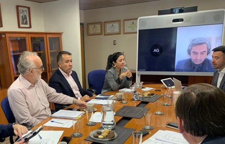 Navaí Valdivia participando en una reunión profesional